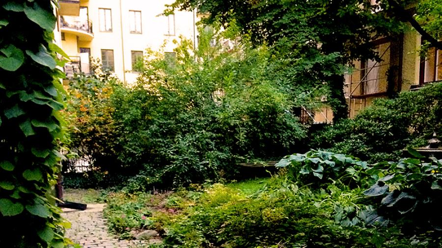 Mot granngården, Valhallavägen 118